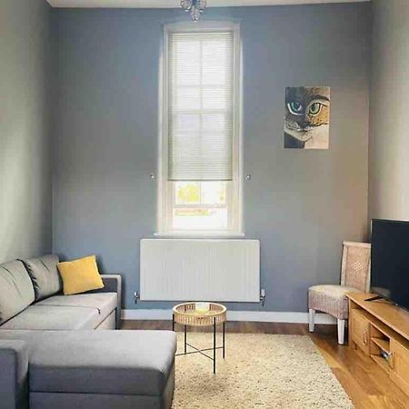 2 Bed Self Contained Apartment Wrexham Kültér fotó