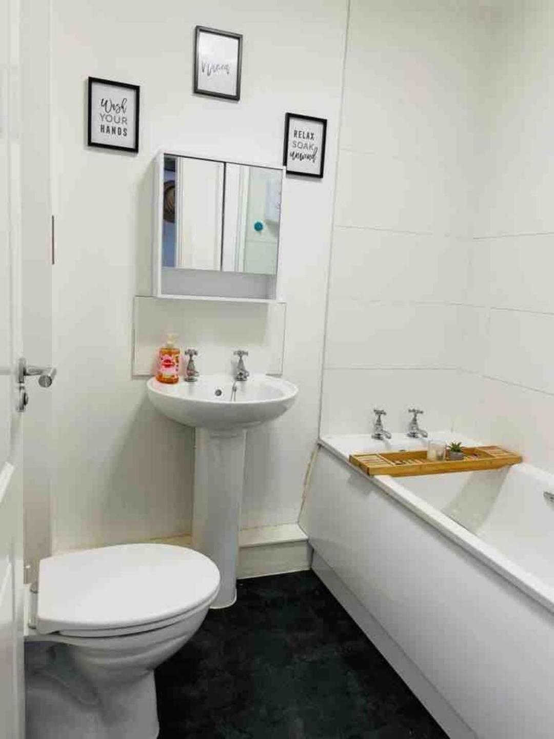 2 Bed Self Contained Apartment Wrexham Kültér fotó