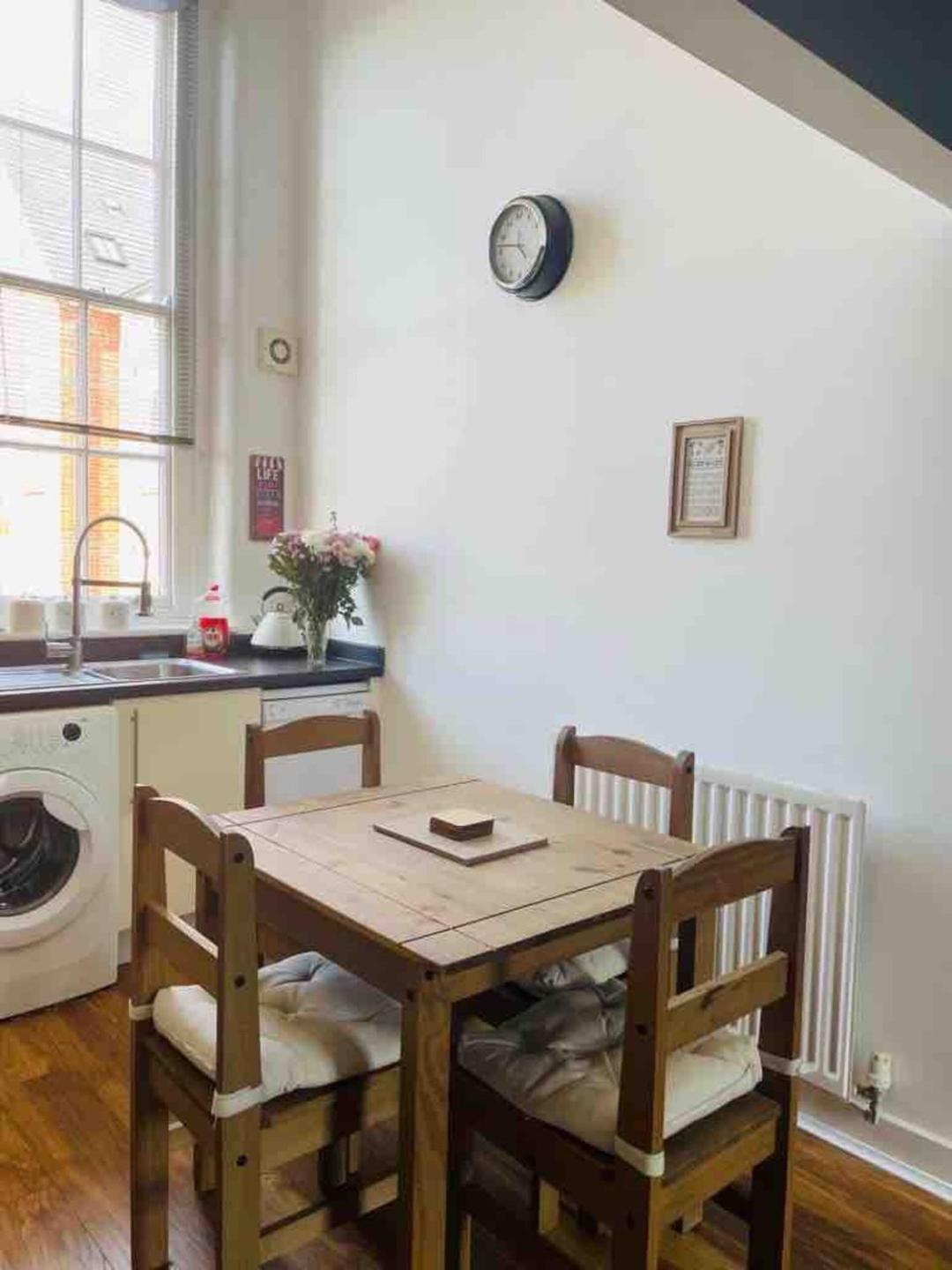 2 Bed Self Contained Apartment Wrexham Kültér fotó