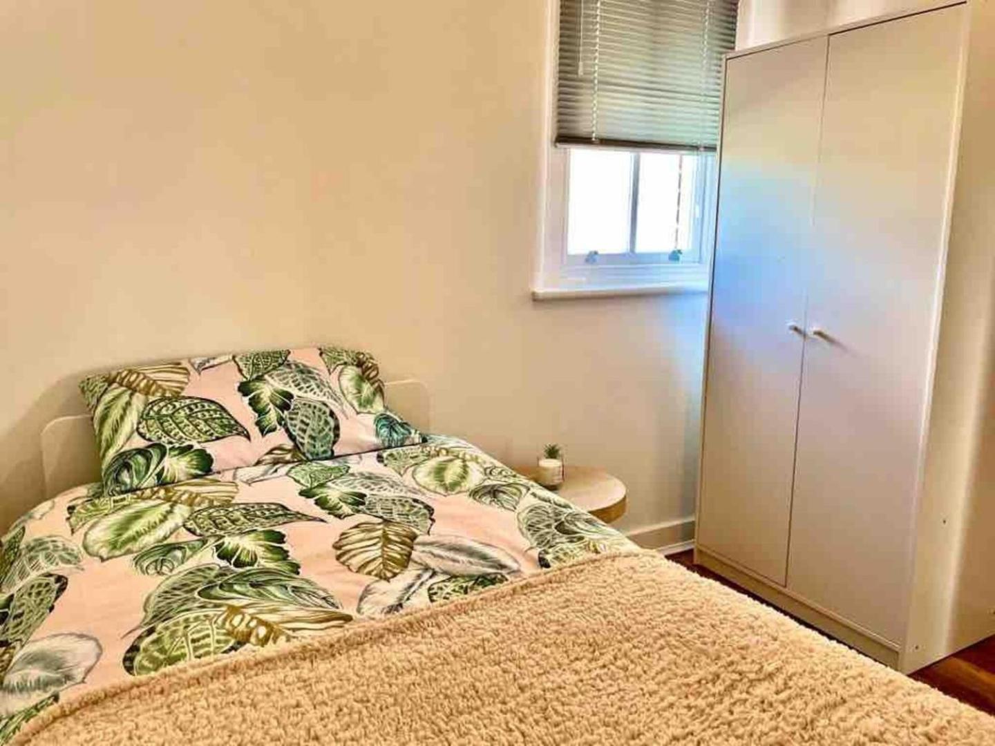 2 Bed Self Contained Apartment Wrexham Kültér fotó